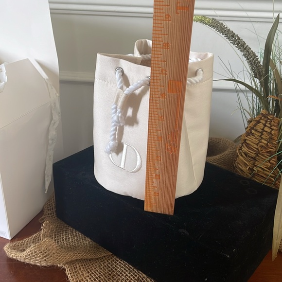 Dior Beige Beauty Drawstring embroidered bag. - Picture 6 of 7